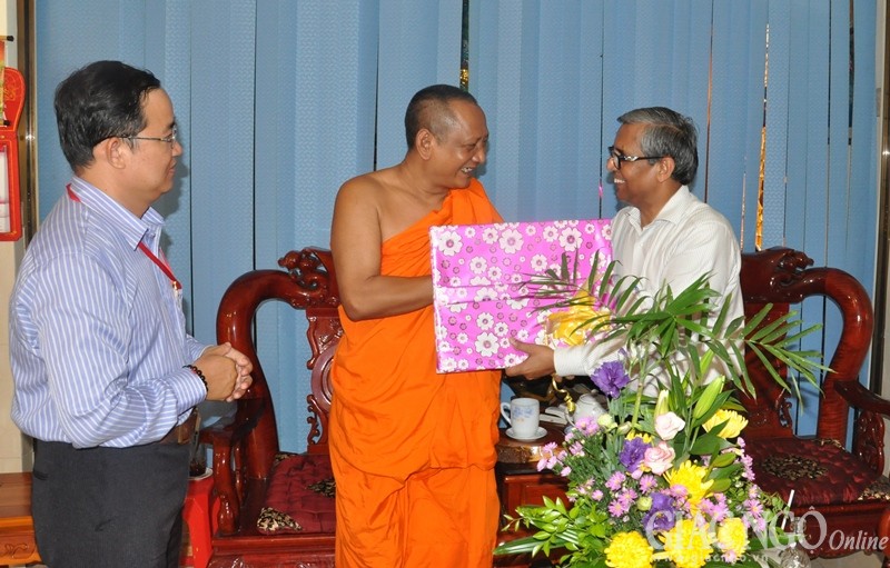 Khmer Theravada Buddhist dignitaries receive Indian scholar